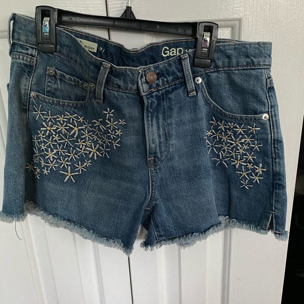 Gap Girlfriend Shorts with daisies